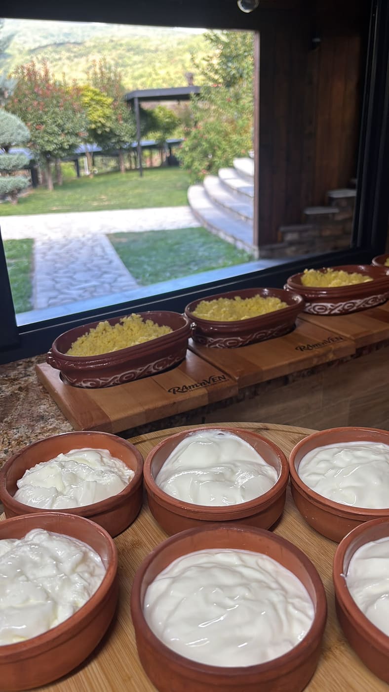 Kos i shtëpisë në enë balte