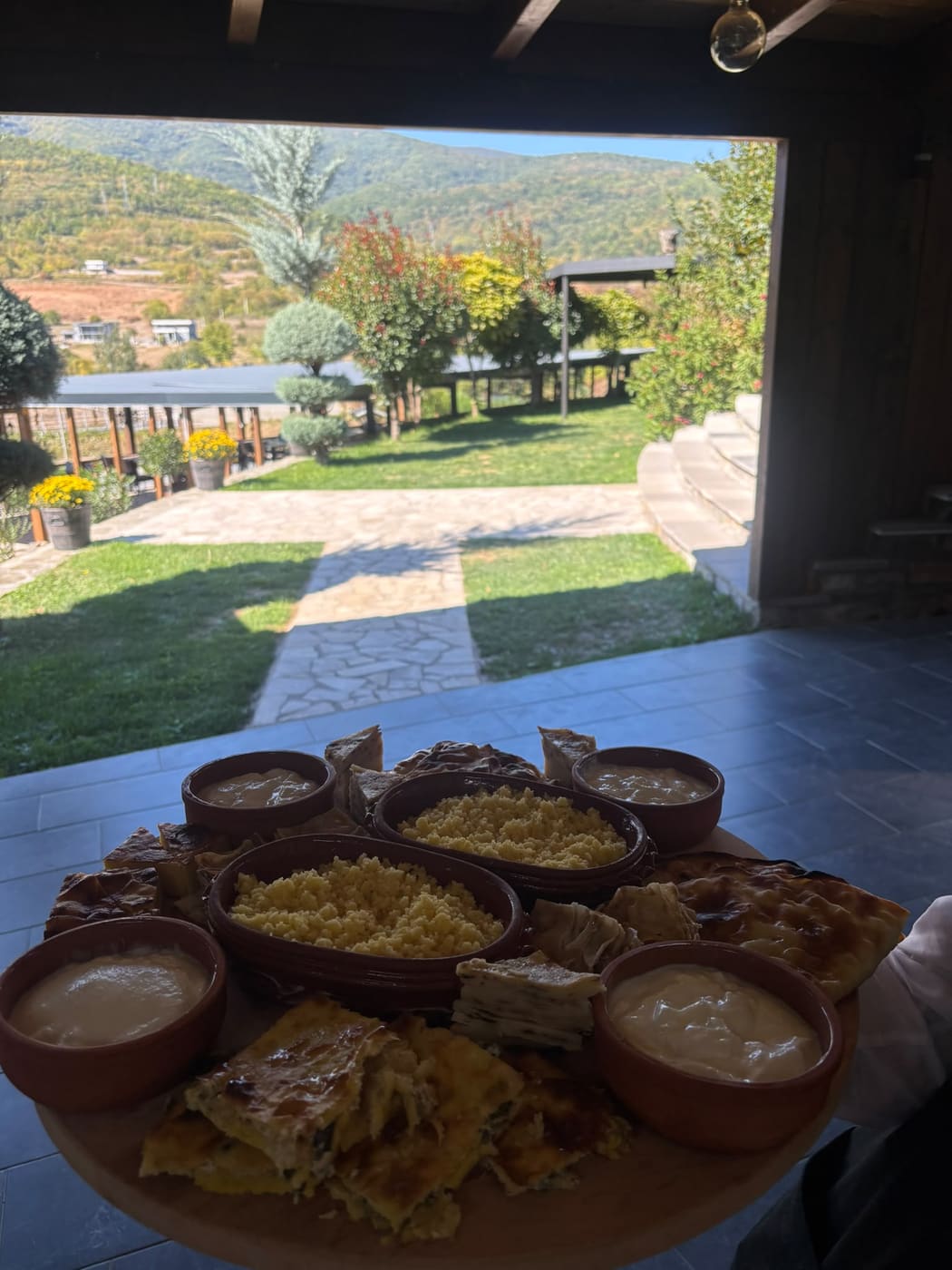 Pite dhe kos, me pamje nga kopshti