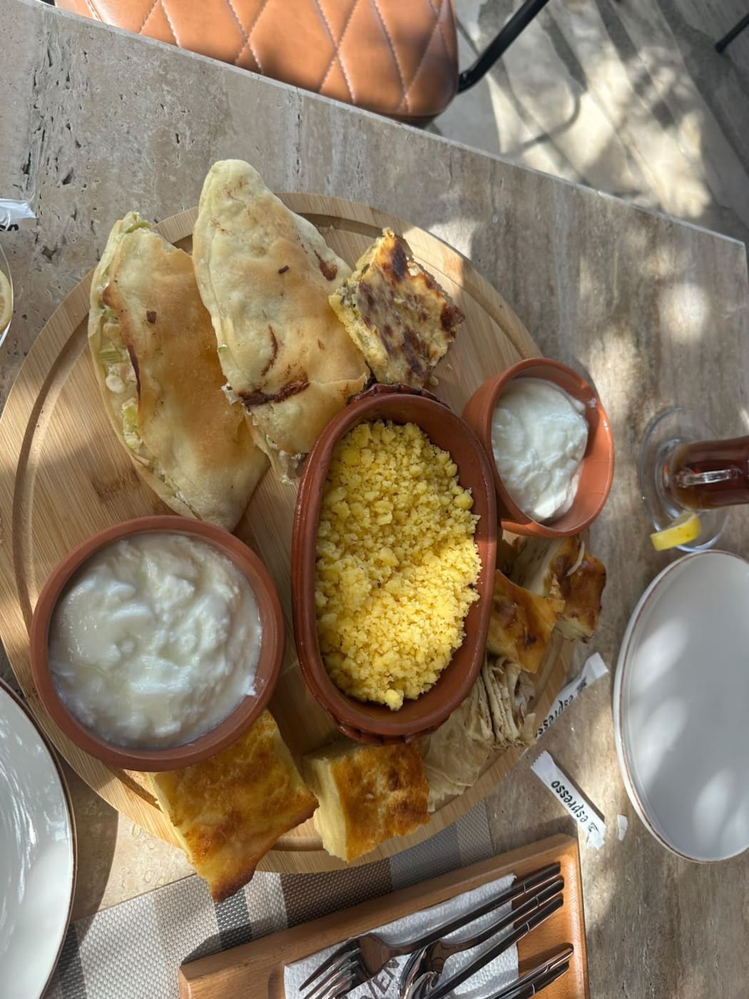 Mëngjes tradicional në tryezë